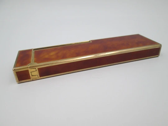 S.T. Dupont table lighter. Chinese lacquer and gold plated metal. 1980's. France