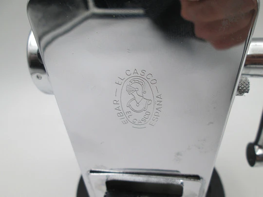 Sacapuntas de escritorio a manivela El Casco M-430 CN. Acero cromado y lacado negro
