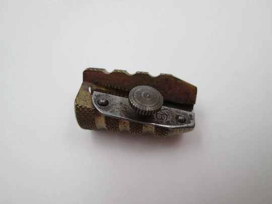 Sacapuntas de mano Granate 5. Latón. Cuchilla. Alemania. Años 30 Sacapuntas de mano Granate 5. Latón. Cuchilla. Alemania. Años 30