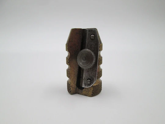 Sacapuntas de mano Granate 5. Latón. Cuchilla. Alemania. Años 30 Sacapuntas de mano Granate 5. Latón. Cuchilla. Alemania. Años 30