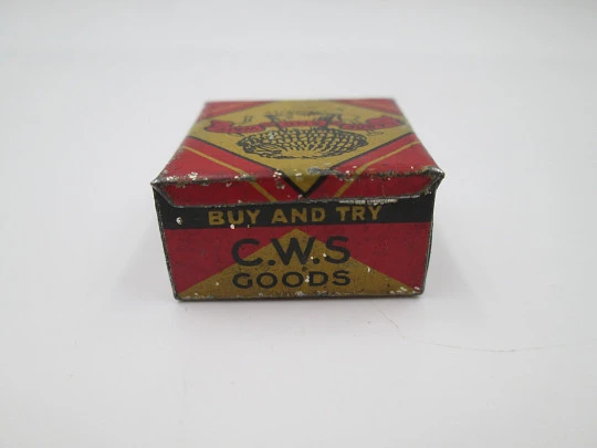 Sacapuntas publicitario de bolsillo C.W.S. Goods. Hojalata litografiada. Inglaterra, 1930