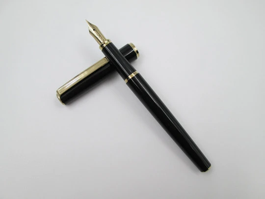 Sailor. Black resin & gold plated details. TIGP nib. Original box. 1990's. Converter