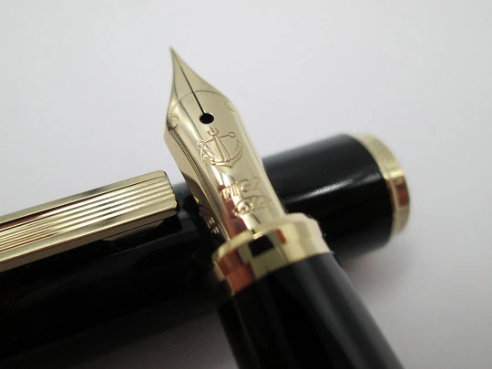 Sailor. Black resin & gold plated details. TIGP nib. Original box. 1990's. Converter