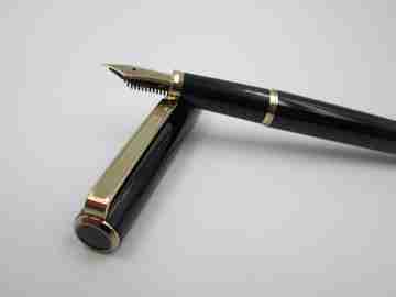 Sailor. Resina negra y detalles chapados. Estuche. Plumín TIGP. 1990. Convertidor