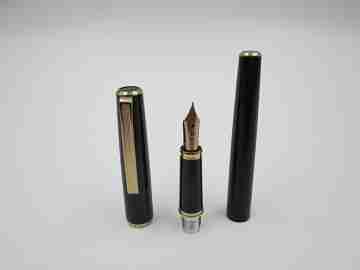 Sailor. Resina negra y detalles chapados. Estuche. Plumín TIGP. 1990. Convertidor