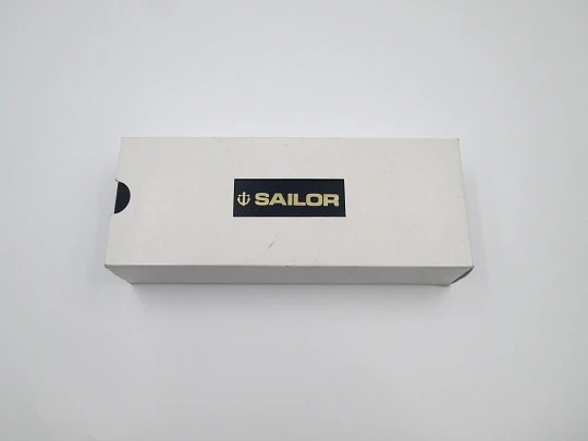 Sailor. Resina negra y detalles chapados. Estuche. Plumín TIGP. 1990. Convertidor