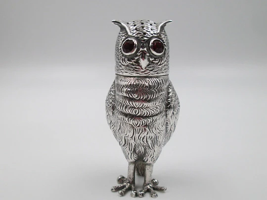 Salero figurativo para servicio de mesa. Plata de ley. Forma de búho. Europa. 1980 Salero figurativo para servicio de mesa. Plata de ley. Forma de búho. Europa. 1980