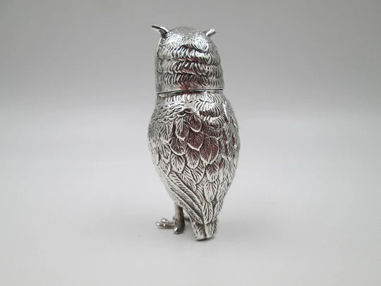 Salero figurativo para servicio de mesa. Plata de ley. Forma de búho. Europa. 1980 Salero figurativo para servicio de mesa. Plata de ley. Forma de búho. Europa. 1980