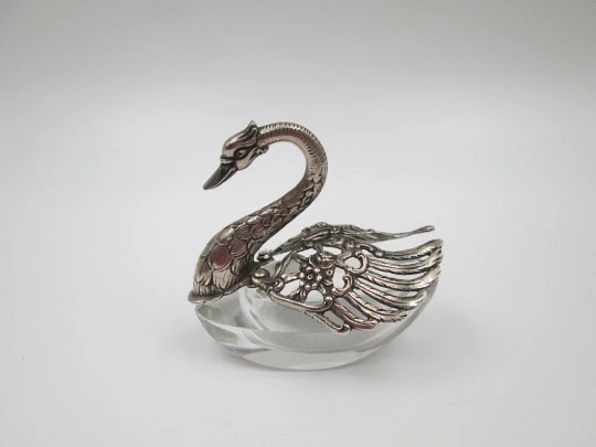 Salero para servicio de mesa. Plata de ley y cristal tallado. Forma de cisne. Europa. 1970