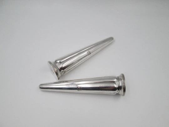 Salt & pepper shakers for table service. Elkington & Co. Silver plated. England. 1960's