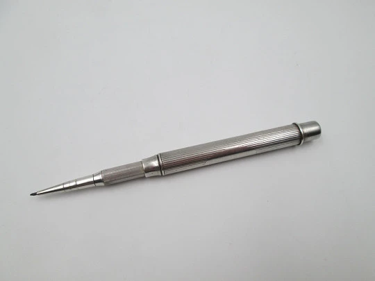 Sampson Mordan mechanical pencil. Sterling silver. United Kingdom. Lines pattern. 1910's