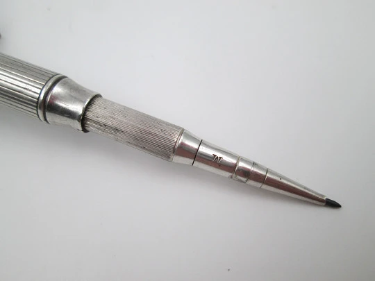 Sampson Mordan mechanical pencil. Sterling silver. United Kingdom. Lines pattern. 1910's