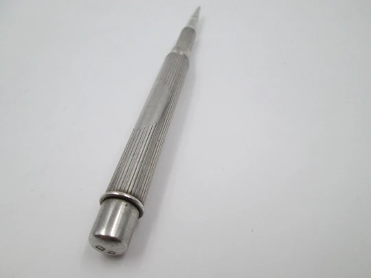 Sampson Mordan mechanical pencil. Sterling silver. United Kingdom. Lines pattern. 1910's