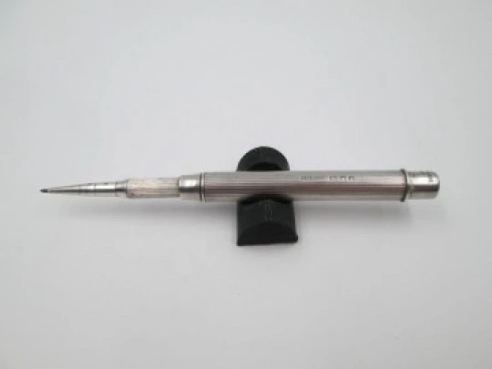 Sampson Mordan mechanical pencil. Sterling silver. United Kingdom. Lines pattern. 1910's