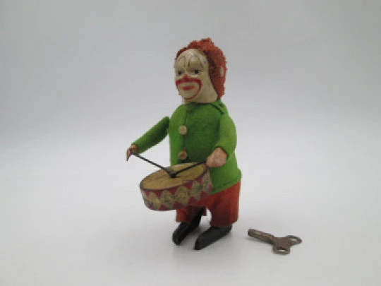 Schuco drummer clown clockwork toy. Tinplate and colours felt. Germany. 1930's