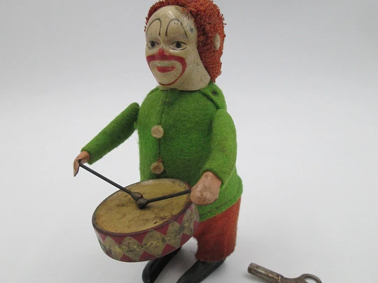 Schuco drummer clown clockwork toy. Tinplate and colours felt. Germany. 1930's