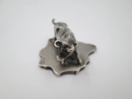 Sculpture / paperweight fighting bull on Spain map. 925 sterling silver. 1980's