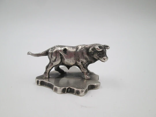 Sculpture / paperweight fighting bull on Spain map. 925 sterling silver. 1980's