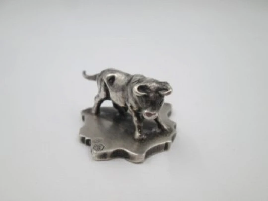 Sculpture / paperweight fighting bull on Spain map. 925 sterling silver. 1980's