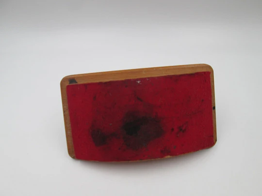 Secante de escritorio y despacho. Madera, bronce y tela absorbente roja. Europa. 1950