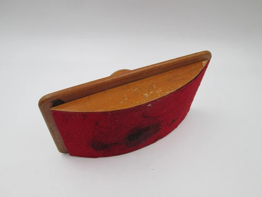 Secante de escritorio y despacho. Madera, bronce y tela absorbente roja. Europa. 1950