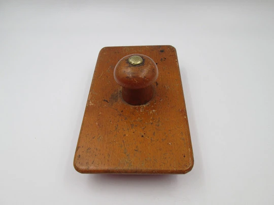 Secante de escritorio y despacho. Madera, bronce y tela absorbente roja. Europa. 1950