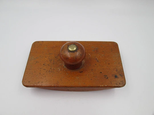 Secante de escritorio y despacho. Madera, bronce y tela absorbente roja. Europa. 1950