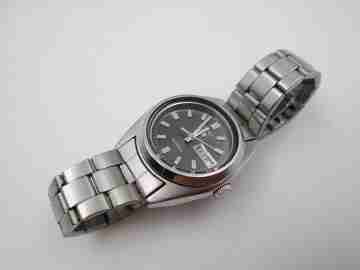 Seiko 5 lady wristwatch. Steel. Automatic. Date & day. Bracelet. 1980's. Japan