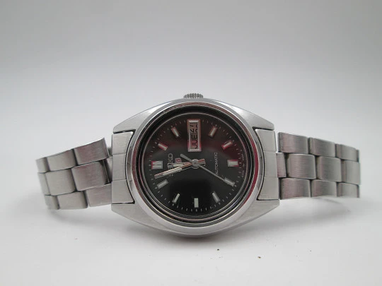 Seiko 5 lady wristwatch. Steel. Automatic. Date & day. Bracelet. 1980's. Japan