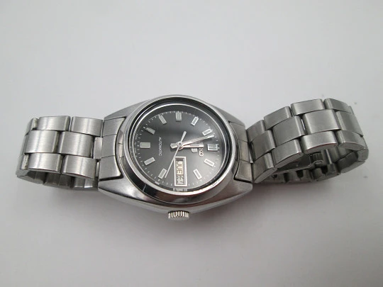 Seiko 5 lady wristwatch. Steel. Automatic. Date & day. Bracelet. 1980's. Japan