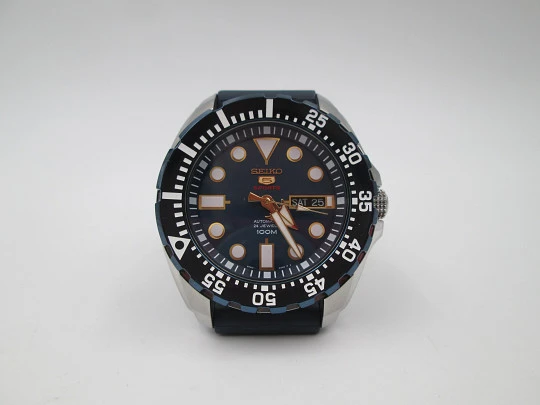 Seiko 5 Sport. Acero inoxidable. Automático. Bisel pavonado. Calendario. Correa. 2015