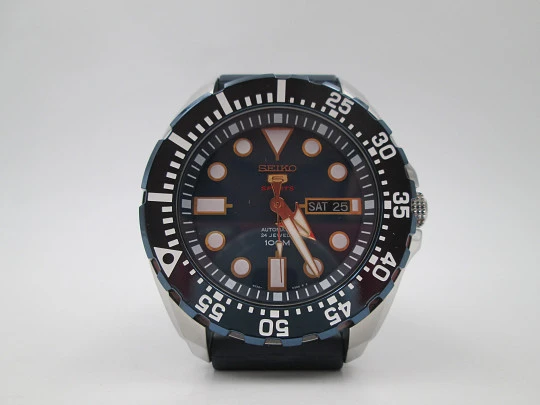 Seiko 5 Sport. Acero inoxidable. Automático. Bisel pavonado. Calendario. Correa. 2015