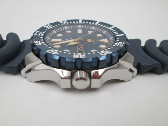 Seiko 5 Sport. Stainless steel. Automatic. Blued bezel. Rubber strap. Calendar. 2015's