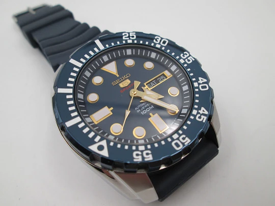 Seiko 5 Sport. Stainless steel. Automatic. Blued bezel. Rubber strap. Calendar. 2015's