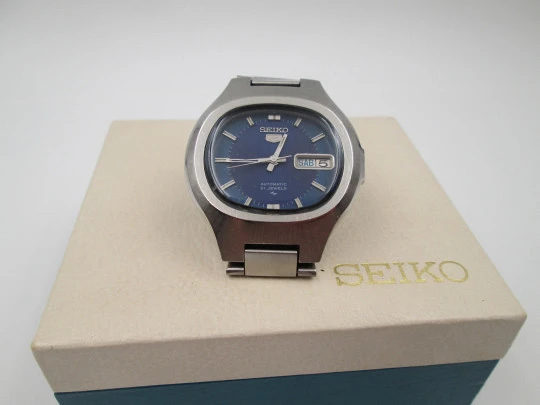 Seiko 5. Acero inoxidable. Cuerda automática. Calendario. Brazalete. Estuche. Japón. 1980