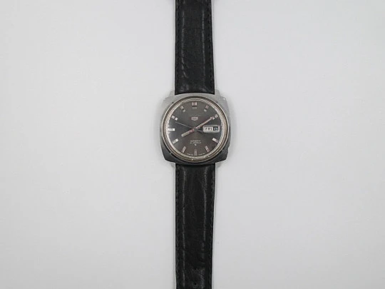 Seiko 5. Automatic. Calendar (date & day). Leather strap. 1980's. Black dial