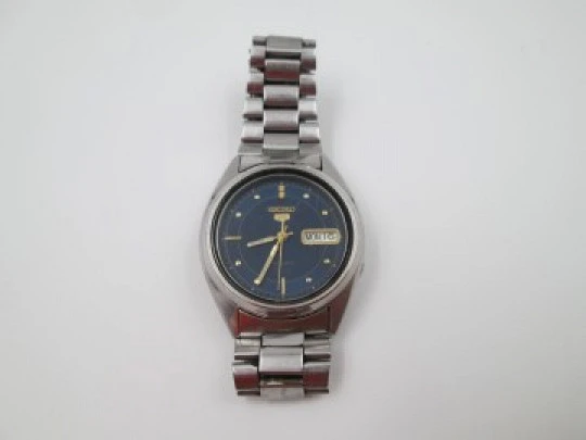 Seiko 5. Automatic. Calendar. Stainless steel. Bracelet. Blue dial. 1980's