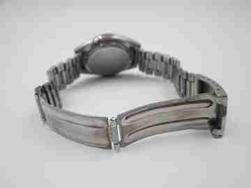 Seiko 5. Automatic. Calendar. Stainless steel. Bracelet. Blue dial. 1980's