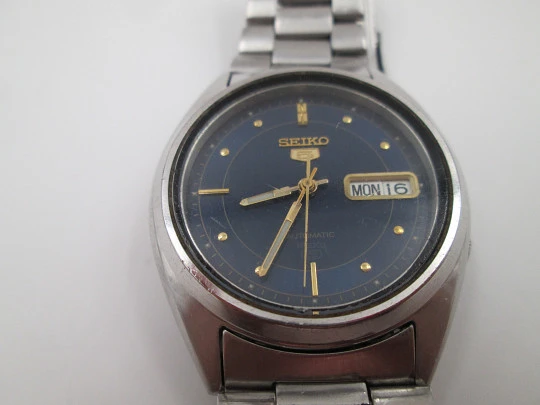 Seiko 5. Automatic. Calendar. Stainless steel. Bracelet. Blue dial. 1980's