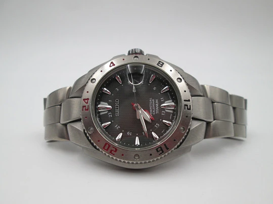 Seiko Perpetual Calendar GMT Titanium. Bracelet. Quartz. 100 meters. Box. 2003's