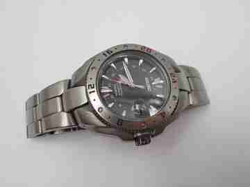 Seiko Perpetual Calendar GMT Titanium. Brazalete. Cuarzo. Sumergible 100 m. Caja