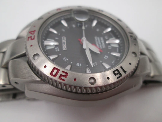 Seiko Perpetual Calendar GMT Titanium. Brazalete. Cuarzo. Sumergible 100 m. Caja