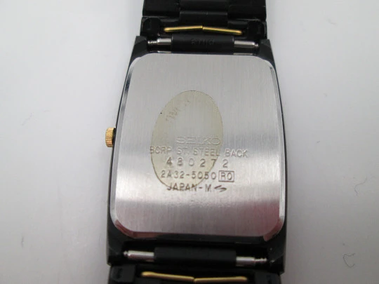 Seiko. Metal negro y oro. Fondo acero. Cuarzo. Caja cuadrada. Brazalete. 1980. Japón