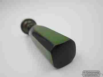 Sello de escritorio de lacre. Bronce y celuloide verde negro. Años 40