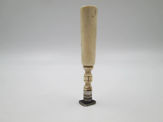 Sello de escritorio y despacho de lacre. Hueso y metal plateado. Mango roscado. Europa. 1920 Sello de escritorio y despacho de lacre. Hueso y metal plateado. Mango roscado. Europa. 1920