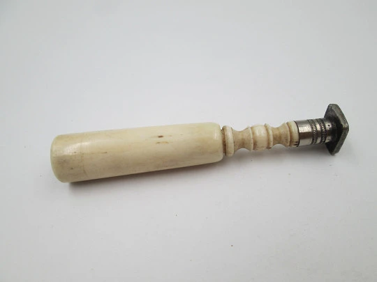Sello de escritorio y despacho de lacre. Hueso y metal plateado. Mango roscado. Europa. 1920 Sello de escritorio y despacho de lacre. Hueso y metal plateado. Mango roscado. Europa. 1920