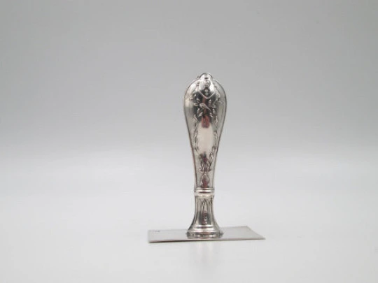 Sello de escritorio y despacho. Plata de ley 925. Motivos vegetales en relieve. Europa. 1980