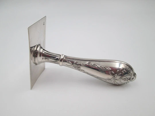 Sello de escritorio y despacho. Plata de ley 925. Motivos vegetales en relieve. Europa. 1980