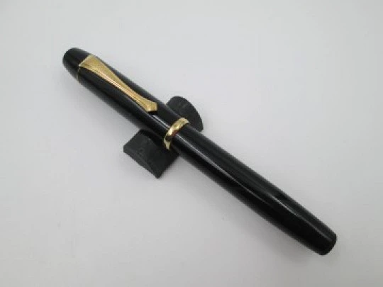 Senator Regent. Black resin and gold plated details. Piston filler. Germany. 1970's