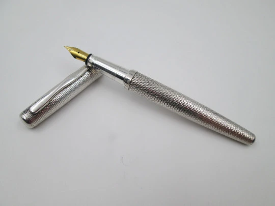 Sergio Zatti fountain pen. Rolled silver plated. Wave pattern. Cartridge. Italy